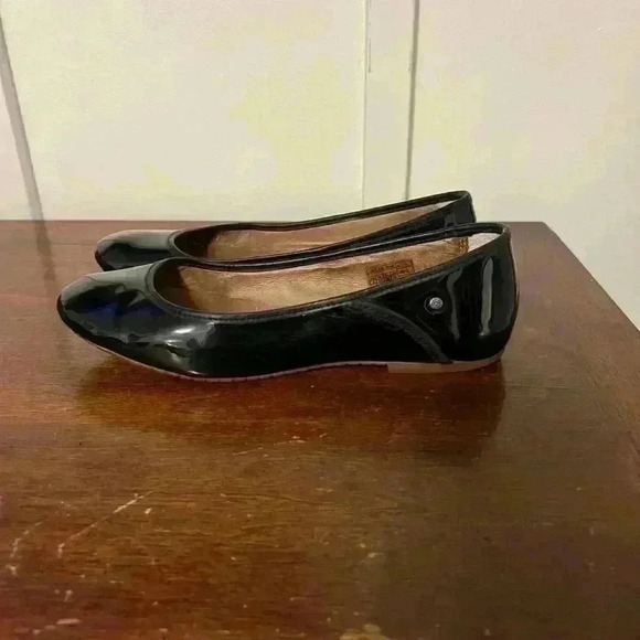 UGG patent leather shoes size 8 - Picture 4 of 9